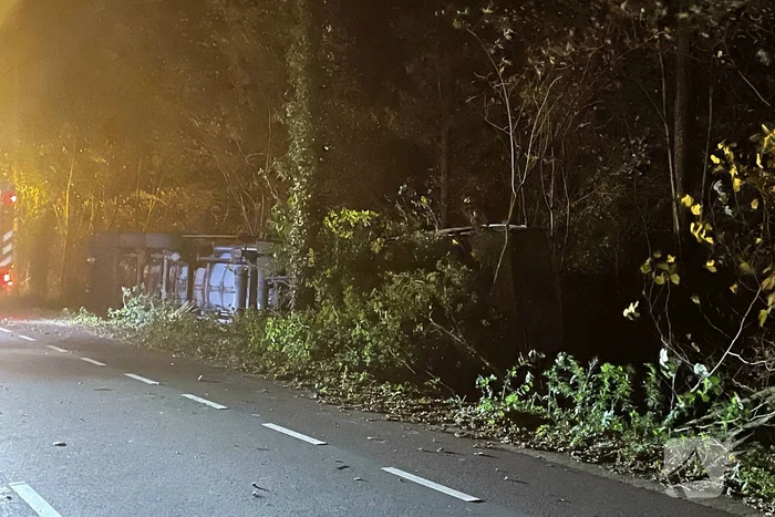 Vrachtwagen met oplegger gekanteld
