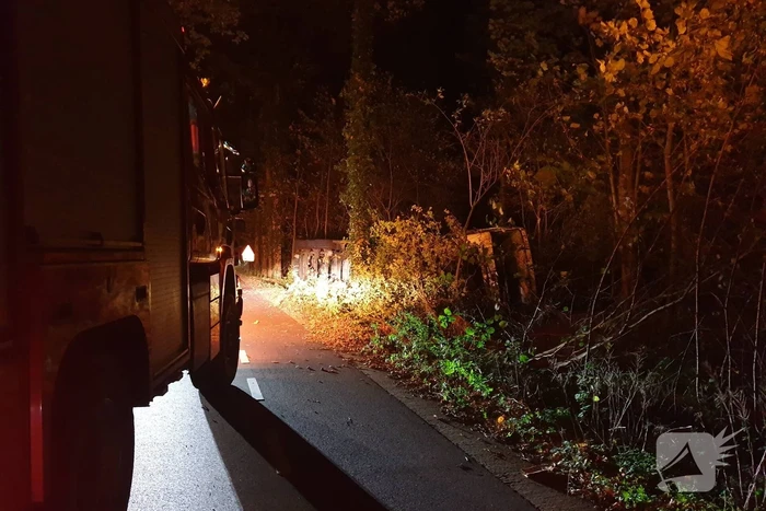 Vrachtwagen met oplegger gekanteld