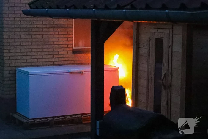 Diepvries in achtertuin vliegt in brand