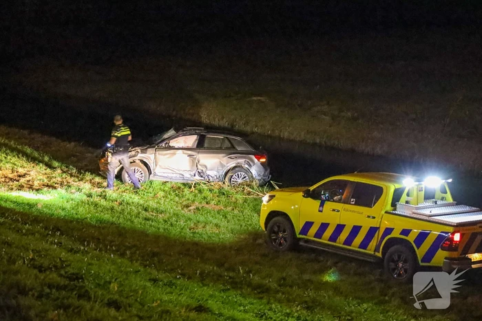 Automobiliste slaat meerdere keren over de kop