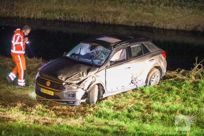 Automobiliste slaat meerdere keren over de kop
