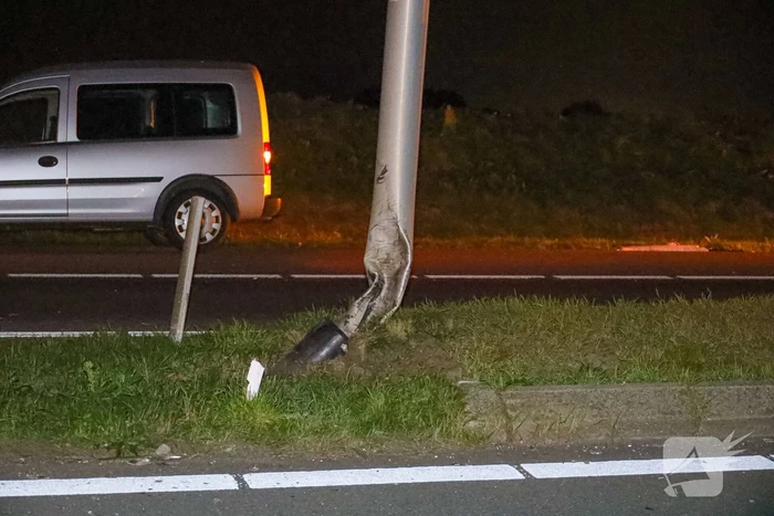 Automobiliste slaat meerdere keren over de kop