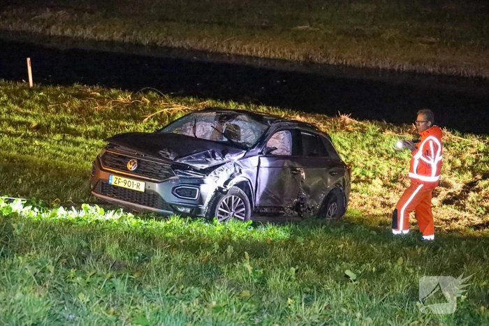 Automobiliste slaat meerdere keren over de kop