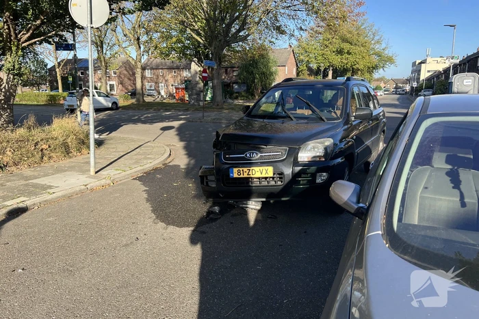 Veel schade bij ongeval tussen twee personenauto's