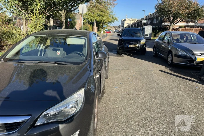Veel schade bij ongeval tussen twee personenauto's