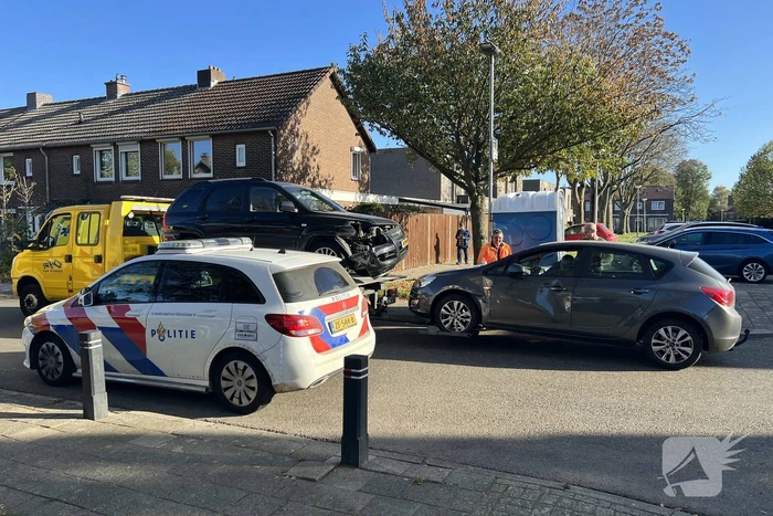 Veel schade bij ongeval tussen twee personenauto's