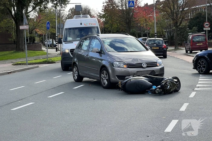 Personenauto ziet scooterrijder over het hoofd