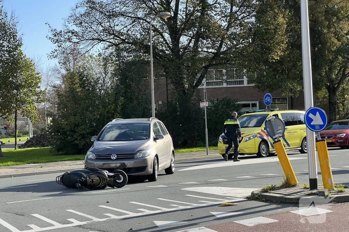 Personenauto ziet scooterrijder over het hoofd