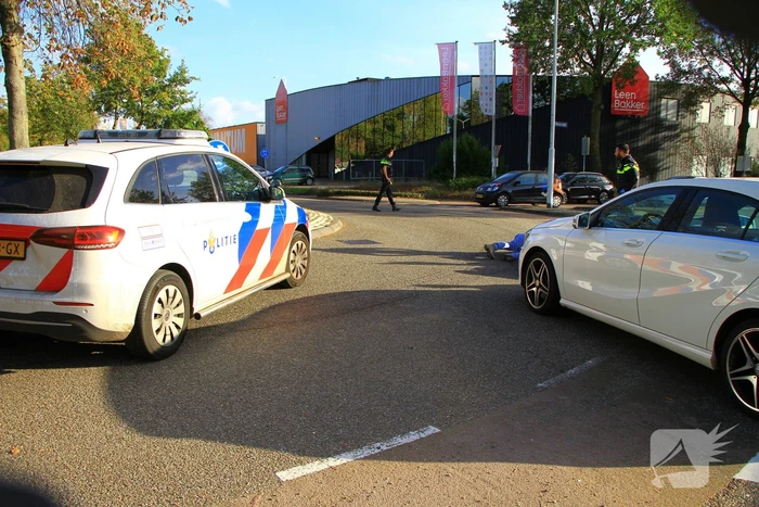 Scooterrijdster aangereden op rotonde
