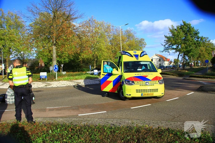 Scooterrijdster aangereden op rotonde
