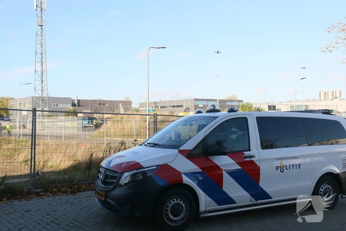 Vrouw zwaargewond na val in laadkuil