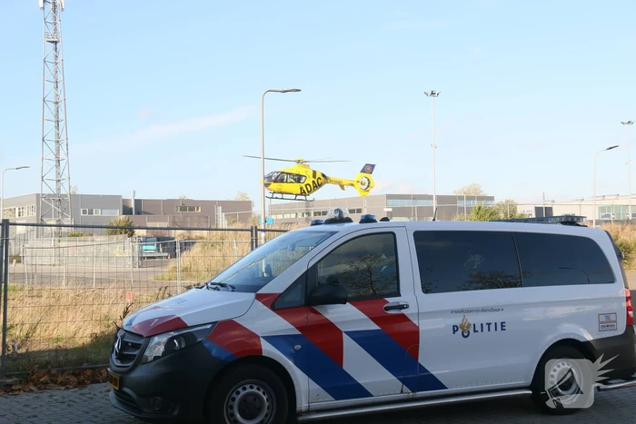Vrouw zwaargewond na val in laadkuil