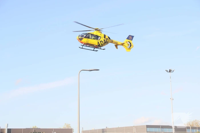 Vrouw zwaargewond na val in laadkuil