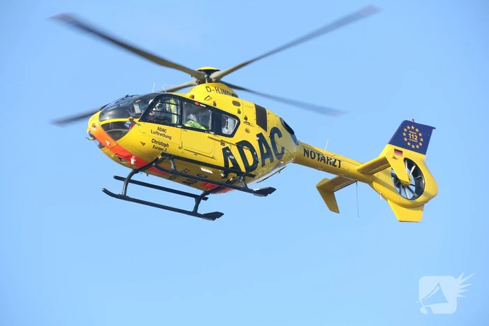 Vrouw zwaargewond na val in laadkuil