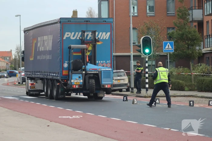 Man van 84 overleden bij aanrijding met vrachtwagen