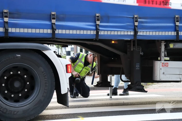 Man van 84 overleden bij aanrijding met vrachtwagen