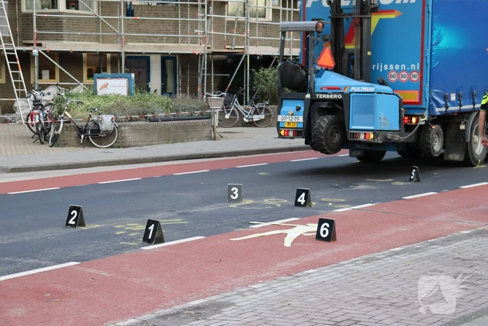 Man van 84 overleden bij aanrijding met vrachtwagen
