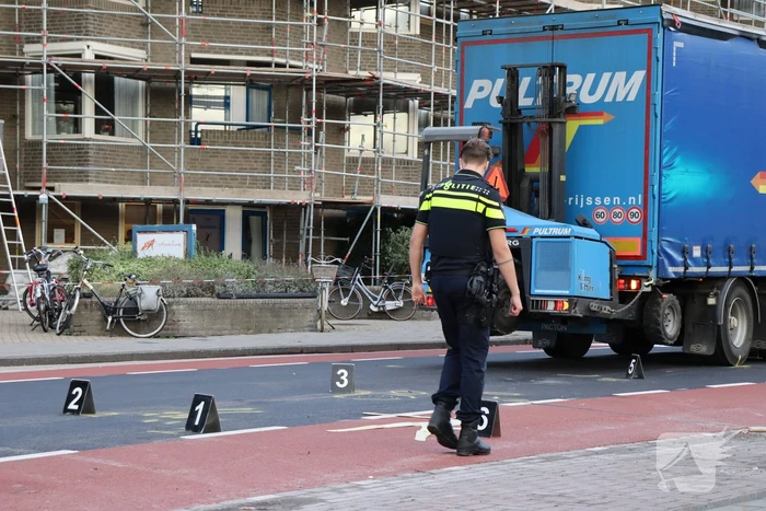 Man van 84 overleden bij aanrijding met vrachtwagen