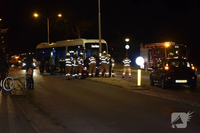 Lijnbus botst met personenauto
