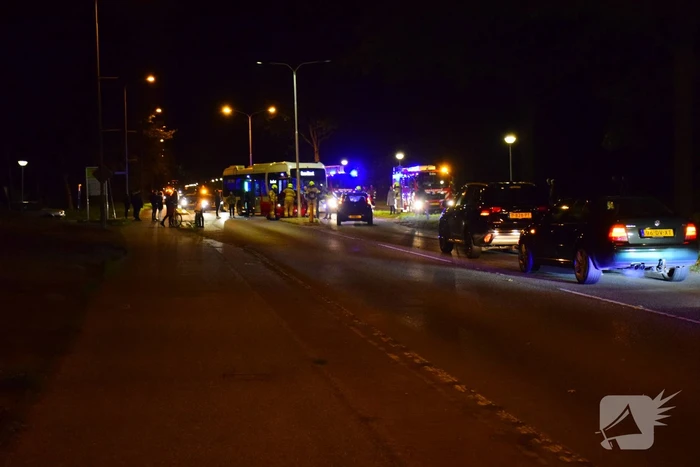 Lijnbus botst met personenauto