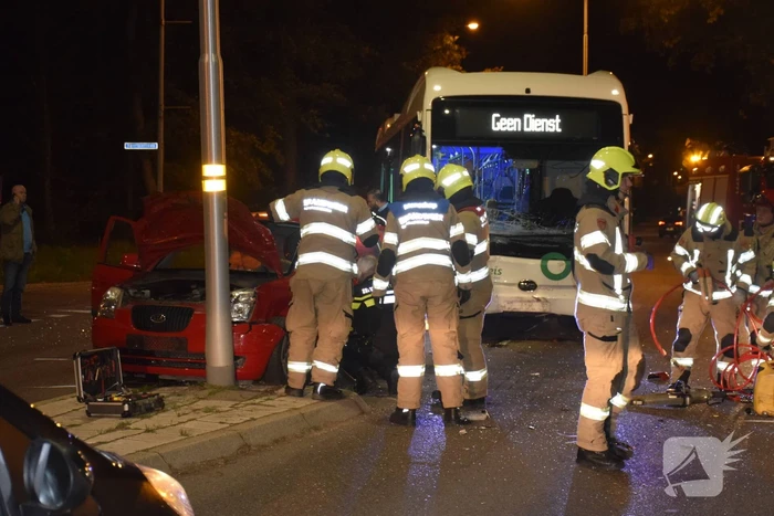 Lijnbus botst met personenauto