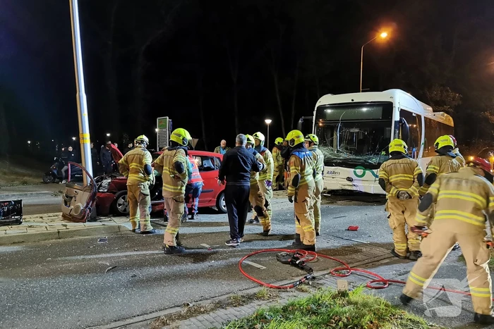Lijnbus botst met personenauto