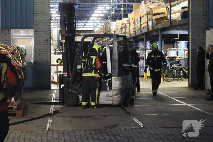 Accu van vorkheftruck vliegt in brand
