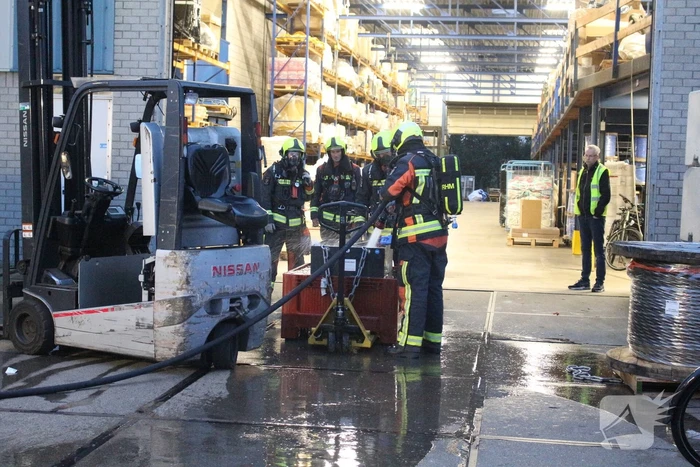 Accu van vorkheftruck vliegt in brand