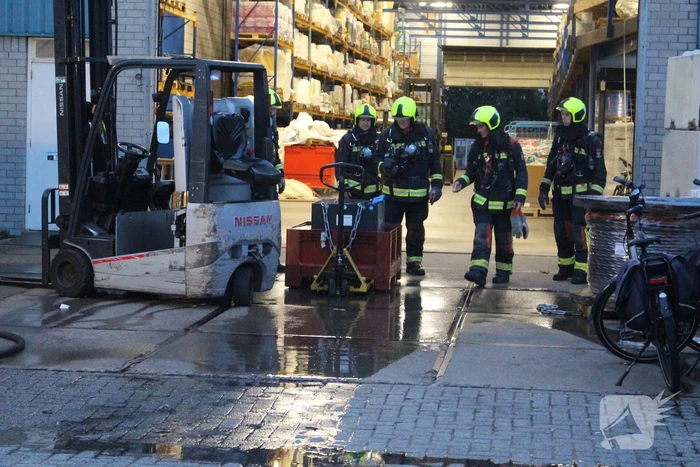 Accu van vorkheftruck vliegt in brand