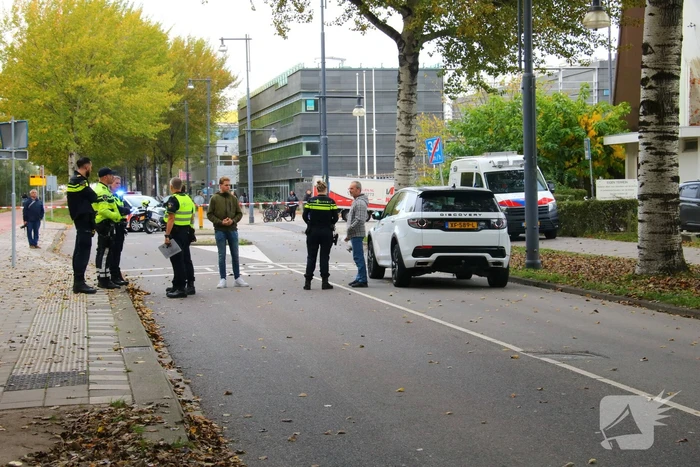Overstekende voetganger belandt op motorkap van auto