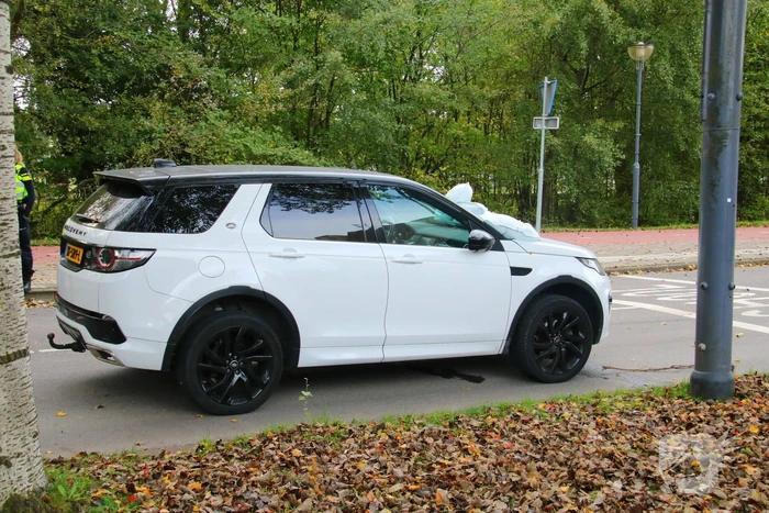 Overstekende voetganger belandt op motorkap van auto