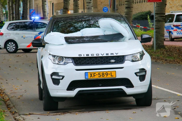 Overstekende voetganger belandt op motorkap van auto