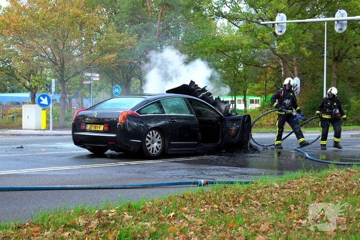 Auto verwoest door brand in motorcompartiment