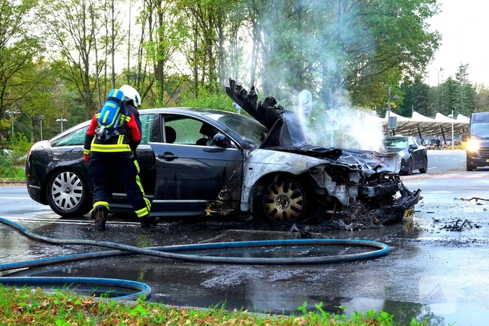 Auto verwoest door brand in motorcompartiment