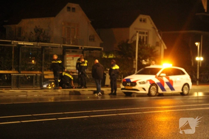Schreeuwende man aangetroffen in bushokje