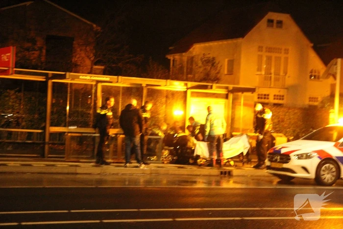 Schreeuwende man aangetroffen in bushokje