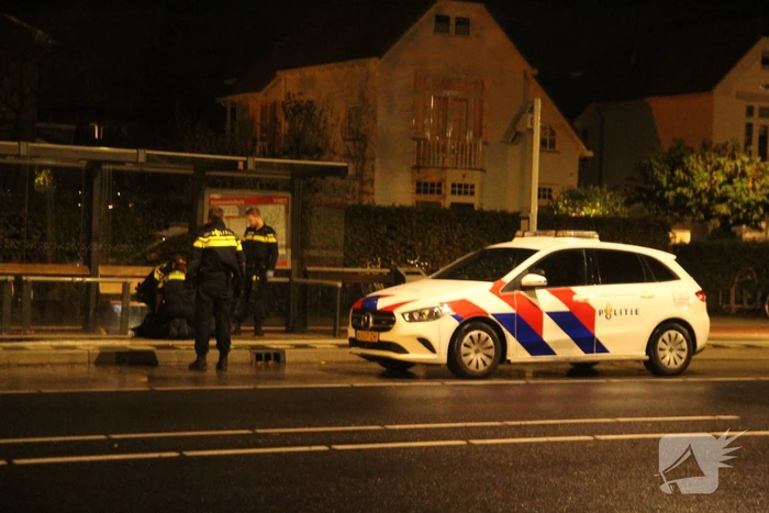 Schreeuwende man aangetroffen in bushokje