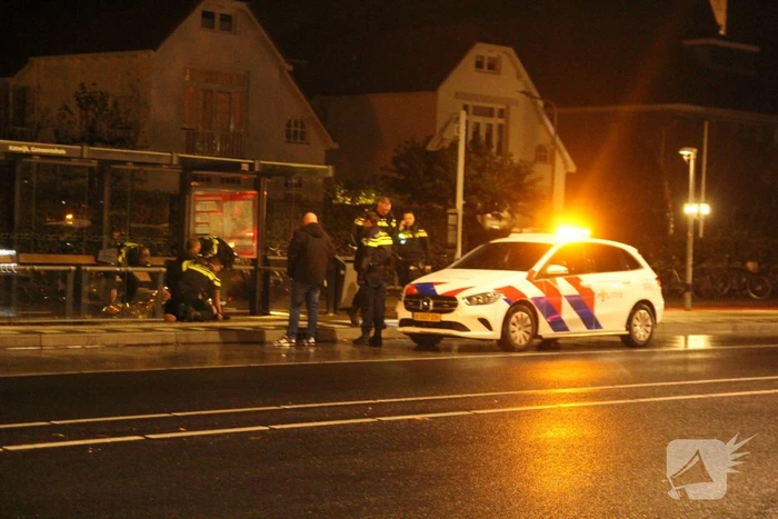 Schreeuwende man aangetroffen in bushokje