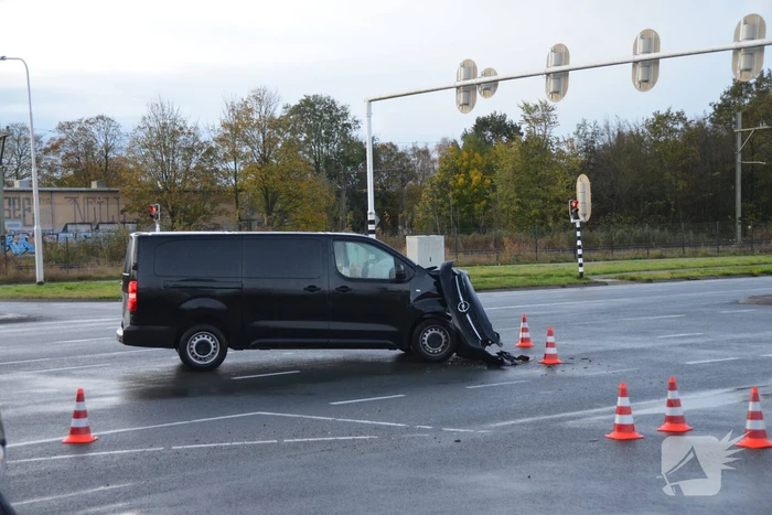 Flinke schade na aanrijding tussen twee bestelbussen