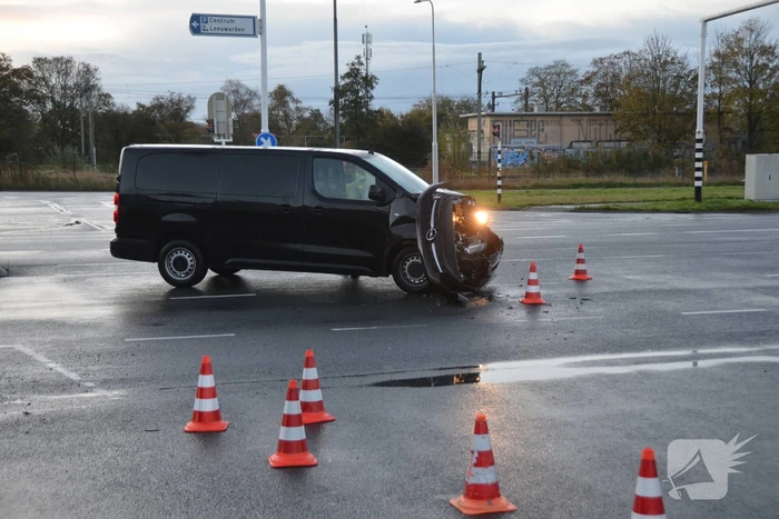Flinke schade na aanrijding tussen twee bestelbussen