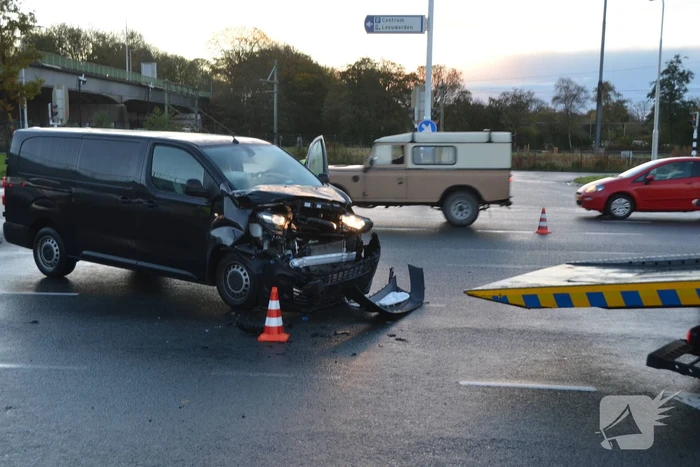 Flinke schade na aanrijding tussen twee bestelbussen