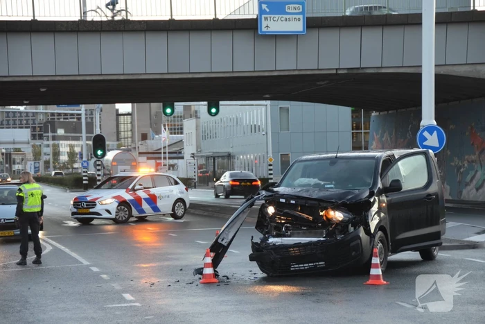 Flinke schade na aanrijding tussen twee bestelbussen
