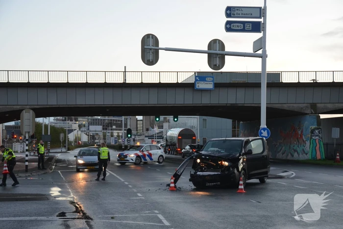 Flinke schade na aanrijding tussen twee bestelbussen