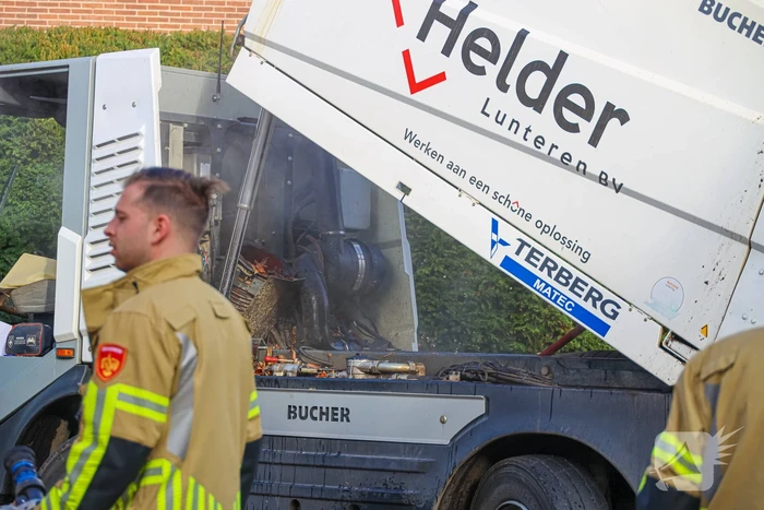 Veegwagen begint spontaan te roken