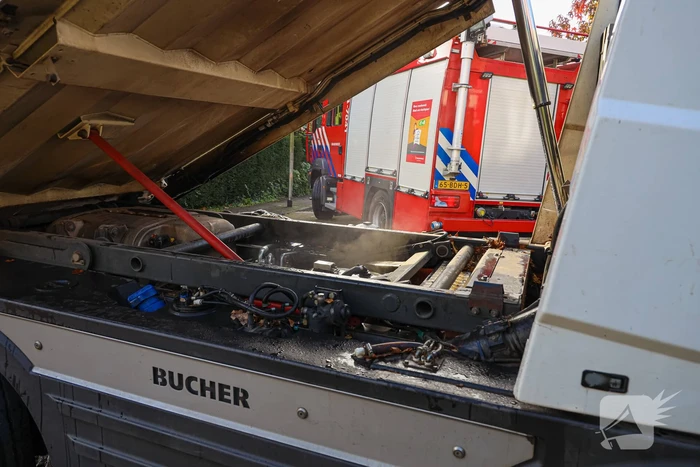 Veegwagen begint spontaan te roken