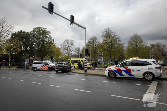 Scooterrijdster gewond bij verkeersongeval