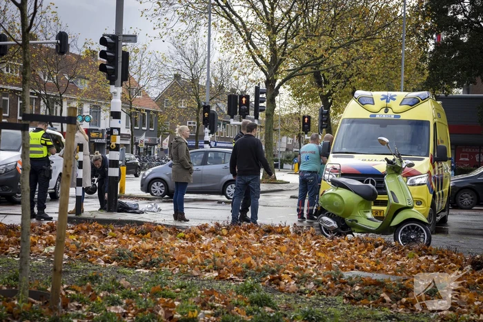 Scooterrijdster gewond bij verkeersongeval
