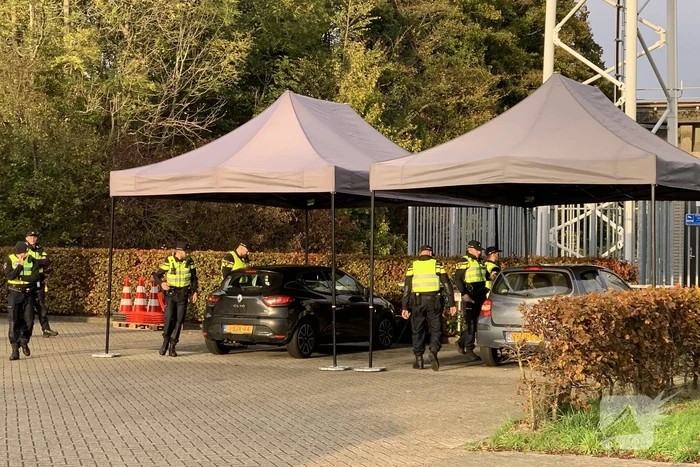 Verkeerscontrole op het terrein van de brandweer