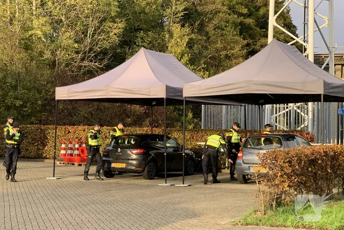 Verkeerscontrole op het terrein van de brandweer