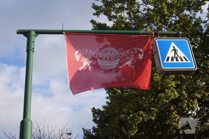 Vlaggen van IJsselmeervogels opgehangen